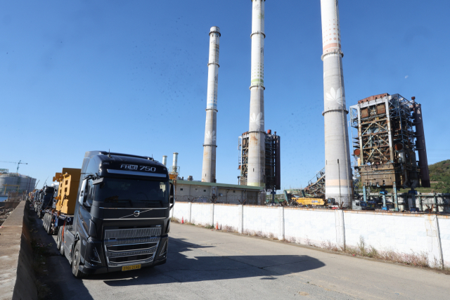 울산화력발전소 보일러 타워 붕괴 사고 닷새째인 10일 오전 보일러 타워 4·6호기 발파 사전 준비 작업을 위해 사고 현장 근처에 중장비와 대형 차량들이 대기하고 있다. 지난 6일 발생한 이 사고로 매몰자 총 7명 중 3명의 시신이 수습됐으며 사망 추정 2명, 실종 2명 등 4명이 아직 구조되지 못했다. 연합뉴스