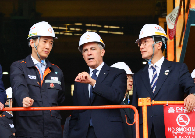 김민석 국무총리와 마크 카니 캐나다 총리가 30일 경남 거제 한화오션 거제조선소에서 조립공장을 시찰하고 있다. 왼쪽은 김동관 한화그룹 부회장. 연합뉴스