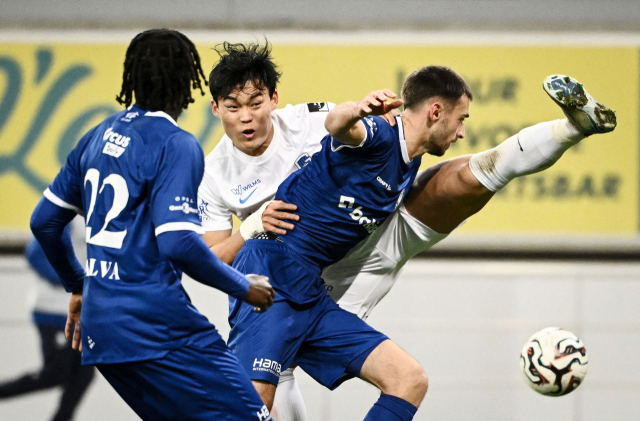 헹크의 오현규(가운데)가 10일(한국 시간) 벨기에서 열린 2025-2026 벨기에 주필러리그 14라운드 헨트와 원정 경기에서 상대 선수와 볼 경합을 벌이고 있다. AFP연합뉴스