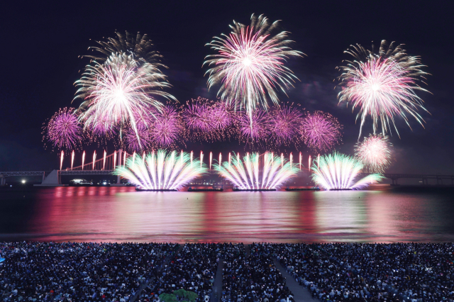 지난해 11월 부산 광안리해수욕장 일대에서 개최된 제19회 부산불꽃축제쇼. 부산일보DB