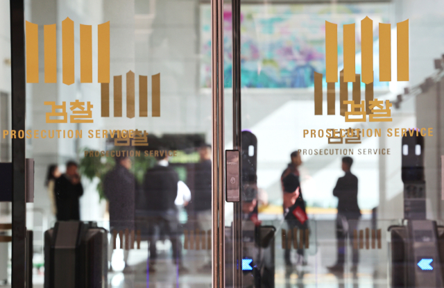 검찰의 대장동 개발 비리 사건 항소 포기와 관련해 일선 검사장들이 노만석 검찰총장 권한대행에게 ‘항소 포기 지시 경위·근거’ 등 상세 설명을 요구하는 입장문을 낸 10일 대검찰청 로비에 직원들이 있다. 연합뉴스