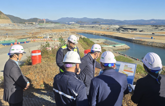 더불어민주당 경남도당은10일 기회발전특구가 조성 중인 양촌·용정일반산업단지를 시찰하고 지역 여론 수렴을 위한 현장 간담회를 진행했다. 더불어민주당 경남도당 제공