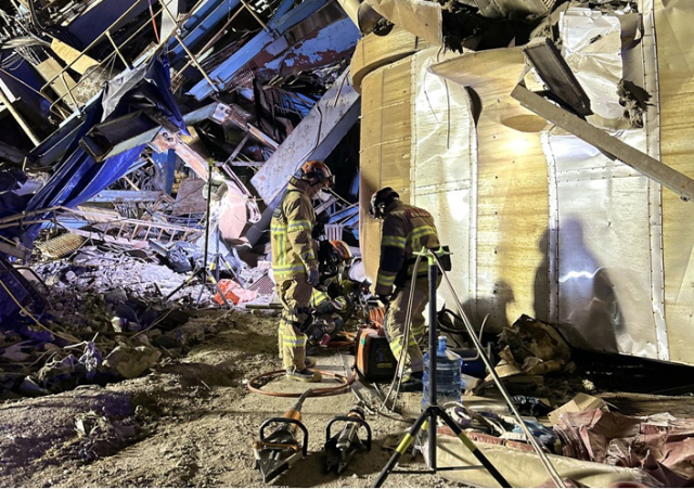 울산화력발전소 보일러 타워 붕괴 사고 엿새째인 11일 발전소 현장에서 구조대원들이 야간 수색구조 활동을 위해 구조장비를 점검하며 작동시키고 있다. 연합뉴스