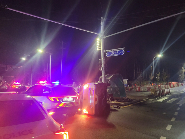 12일 오전 0시 20분께 부산 강서구 명지동 강서경찰서 앞 사거리에서 30대 남성이 몰던 승용차가 교통신호제어기를 들이받았다. 부산 강서경찰서 제공