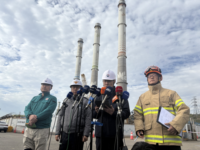 고용노동부 오영민 안전보건감독국장이 12일 오전 한국동서발전 울산화력발전소 보일러 타워 5호기 붕괴 사고와 관련해 매몰자 구조 상황을 브리핑하고 있다. 이경민 기자