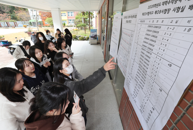 2026학년도 대학수학능력시험을 하루 앞둔 지난해 11월 12일 오전 부산의 한 시험장을 찾은 고3 수험생들이 배치도를 보며 자신이 시험을 치를 교실을 확인하고 있다. 정종회 기자 jjh@