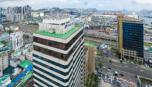 해양수산부 임시청사인 부산 동구 IM빌딩과 일대 전경. 김종진 기자 kjj1761@