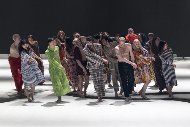 예테보리 오페라 댄스컴퍼니 ‘해머’ 공연 모습. 초록색 의상을 입은 이가 정지완 무용수이고, 그 옆 여성 무용수가 김다영이다. 부산문화회관 제공