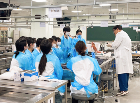 부산대 의과대학 해부실습실에서 카데바 실습 중인 신라대 치위생학과 학생들.