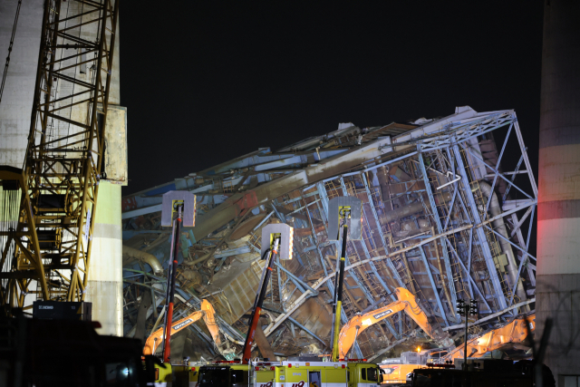 울산화력발전소 보일러 타워 붕괴 사고 여드레째인 13일 오후 발전소 현장에서 중장비를 동원한 야간 수색 작업이 이어지고 있다. 지난 6일 발생한 이 사고로 현재까지 매몰자 7명 중 6명이 사망했고 1명이 잔해 속에 묻혀 실종된 상태다. 연합뉴스