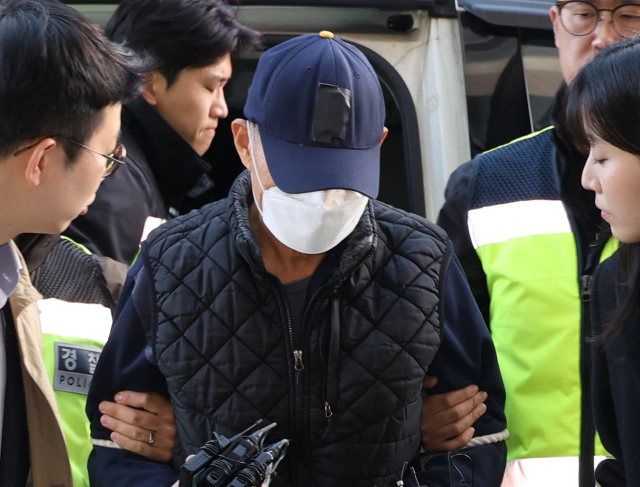 전통시장에서 돌진 사고를 내 2명을 숨지게 하고 19명을 다치게 한 60대 트럭 운전자가 15일 오후 구속 전 피의자 심문(영장실질심사)이 열리는 인천지법에 들어서고 있다. 연합뉴스