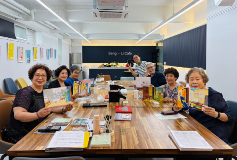 주민들이 모여 마을 기록화 작업을 하고 있다.