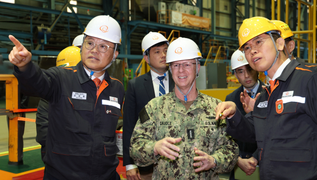 한화오션 김희철 대표이사(왼쪽 첫번째)가 대릴 커들(Darly Caudle, 왼쪽 두번째) 미국 해군참모총장에게 함정 건조 현장에서 한화오션 기술력을 소개 하고 있다. 한화오션 제공