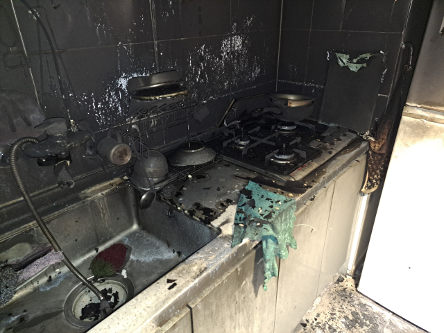 16일 부산 사상구 한 아파트에서 불이 나 1명이 숨지는 사고가 발생했다. 부산소방재난본부 제공