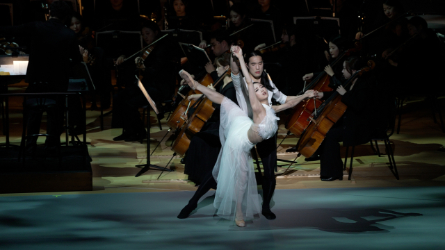 11월 14~15일 부산콘서트홀에서 열린 ‘헬로(HELLO) 발레-발레의 초대’ 공연 중 '백조의 호수' 흑조 듀엣. 클래식부산 제공