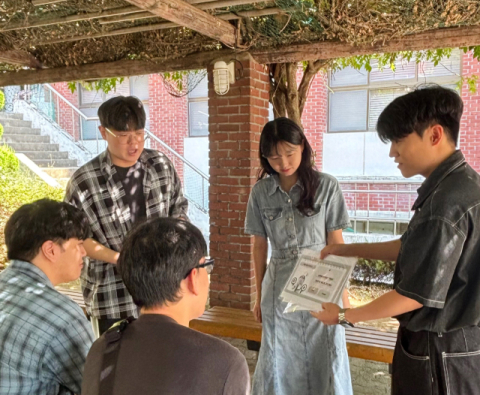 신라대 캠퍼스에서 약물중독 예방 퀴즈를 통해 캠페인을 펼치고 있다.