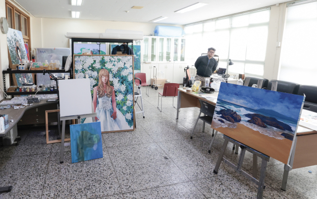 알로이시오기지1968 내 ‘기지 3동’에 들어선 작가 스튜디오 내부. ‘기지 3동’은 옛 알로이시오중학교 건물이다. 이 건물 5층에 대형 체육관이 있다. 정대현 기자 jhyun@