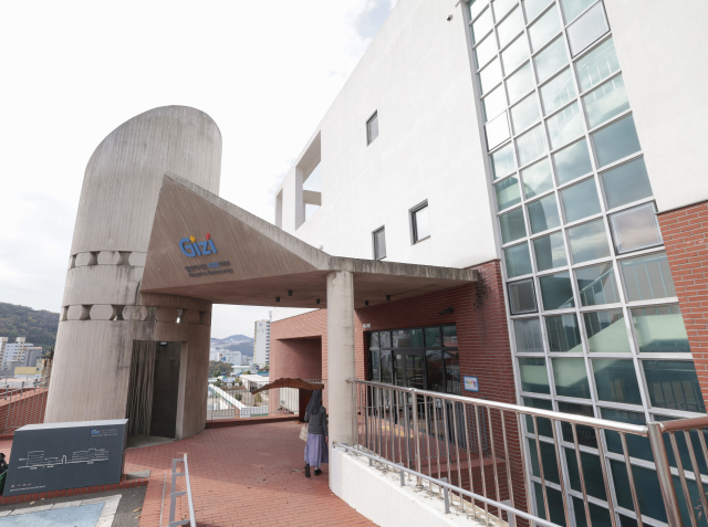 알로이시오기지1968 ‘기지 1동’ 입구. 알로이시오전자기계고등학교의 종합실습실로 쓰던 폐교 공간을 리모델링했다. 정대현 기자 jhyun@