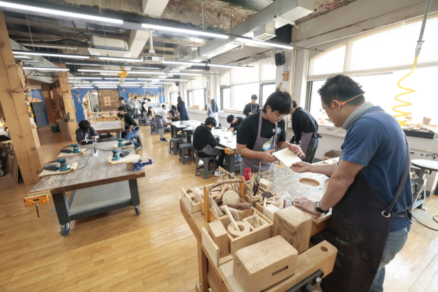 지난 19일 오전 알로이시오기지1968 '기지 2동' 1층에 자리한 '나무공방'에서 부산디지털고 학생들이 목공 체험 활동을 하고 있다. 나무를 대하는 새로운 시각을 갖게 하는 공간이다. 정대현 기자 jhyun@