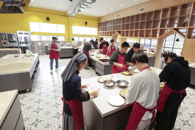 알로이시오기지1968 ‘기지 1동’ 4층 ‘모두의부엌’에서 요리 활동을 하고 있는 학생들. ‘모두의부엌’은 집과 같은 요리 활동 공간이다. 정대현 기자 jhyun@