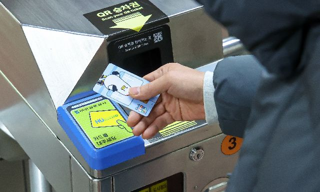 부산 한 도시철도에서 시민이 교통카드를 이용하고 있다. 사진은 기사 내용과 관계 없음. 부산일보 DB