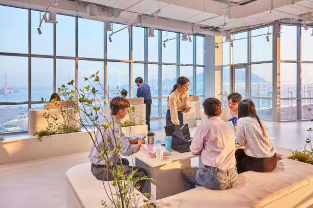 원격근무 활성화 정책 중 하나인 워케이션 제도는 원격근무자들의 관광 지원에 초점이 맞춰져 있어 탈부산 청년들을 막는 데는 한계가 있다는 지적이 나온다. 부산 동구 초량동에 있는 부산형 워케이션 거점센터 모습. 부산일보DB