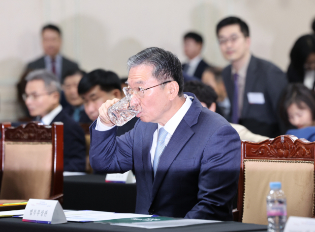 정성호 법무부장관이 17일 경기도 정부과천청사 법무부에서 열린 전국 보호기관장 회의에서 물을 마시고 있다. 연합뉴스