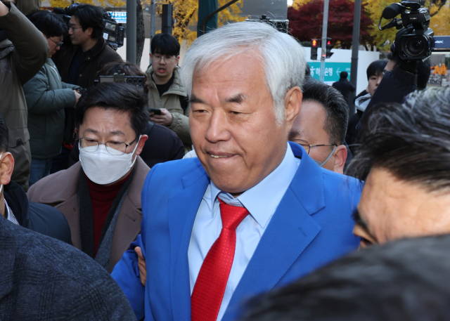 서울서부지법 폭력 난동 사태의 배후로 지목된 전광훈 사랑제일교회 목사가 18일 피의자 신분으로 서울경찰청에 출석하고 있다. 연합뉴스