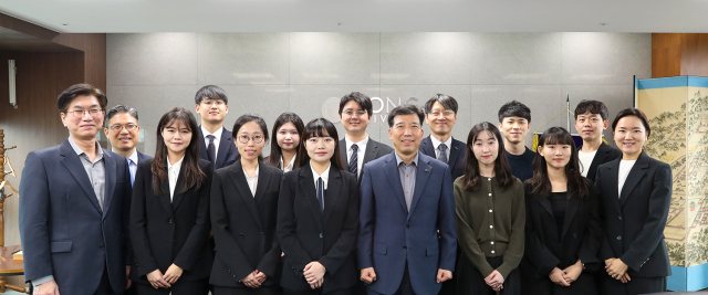 지난 12일 부산 동아대학교 법학전문대학원(로스쿨) 출신 2026년 판사, 검사, 재판연구원(로클럭) 합격자들이 이해우(앞줄 오른쪽에서 네번째) 총장 등 학교 관계자와 기념촬영을 하고 있다. 동아대 제공