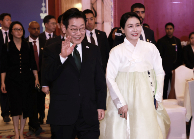 아랍에미리트(UAE)를 국빈 방문 중인 이재명 대통령과 김혜경 여사가 17일(현지시간) 아부다비의 한 호텔에서 열린 동포만찬간담회에 입장하고 있다. [재판매 및 DB 금지] 연합뉴스