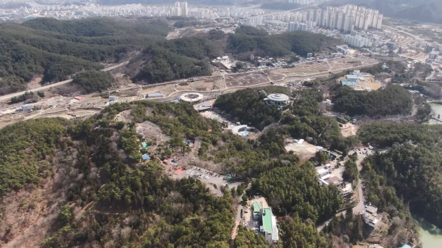 드론으로 찍은 진양호공원 전경. 우약정에서 취수장을 거쳐 상락원 뒷길로 이어지는 새로운 산책길이 오는 24일 개통한다. 김현우 기자