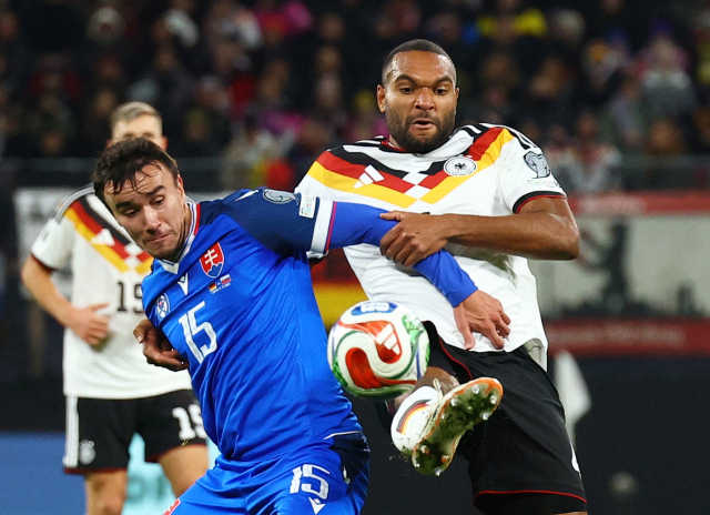 독일 축구대표팀의 조나단 타(오른쪽)가 18일(한국 시간) 독일에서 열린 슬로바키아와의 2026 북중미 월드컵 유럽 예선 조별리그 최종전에서 상대 선수와 볼 다툼을 벌이고 있다. 로이터연합뉴스