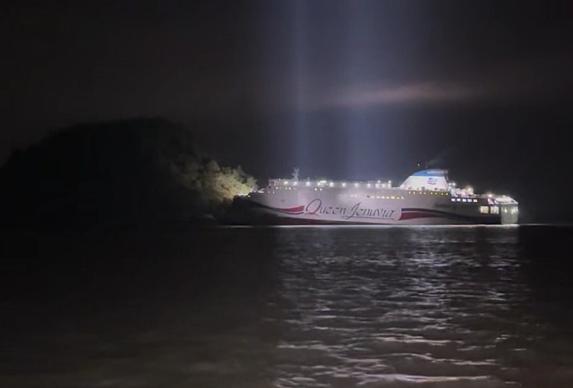 19일 오후 8시 17분께 전남 신안군 장산도 남방 족도에 여객선 퀸제누비아2호가 좌초돼 해경이 구조 작업을 벌이고 있다. 연합뉴스