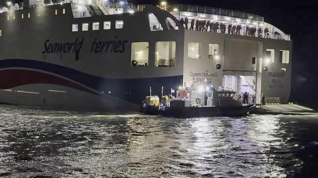 19일 오후 8시 17분께 전남 신안군 장산도 남방 족도에 여객선 퀸제누비아2호가 좌초돼 해경이 구조 작업을 벌이고 있다. 연합뉴스