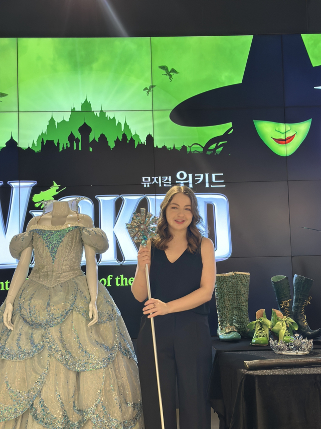 19일 오후 부산 드림씨어터에서 열린 뮤지컬 ‘위키드’ 의상&소품 소개 중 글린다 의상과 마법봉을 설명하는 프로덕션 매니저 제스 스콰이어스. 김은영 기자 key66@