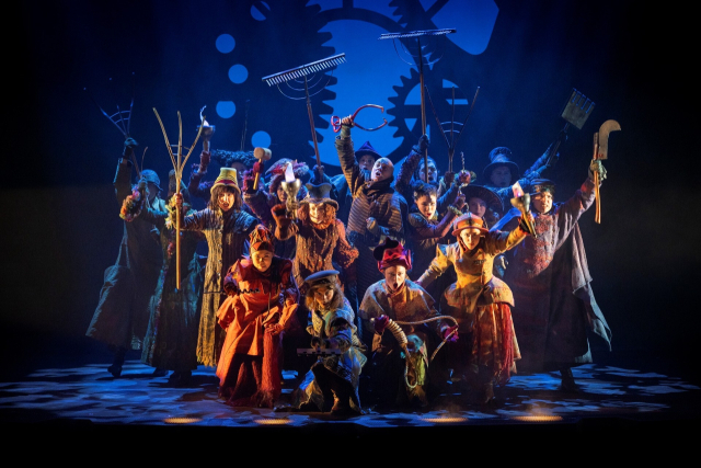 뮤지컬 ‘위키드’ 내한 공연 2막 중 'March of the Witch Hunters'(마녀 사냥)을 부르는 장면. 에스앤코 제공