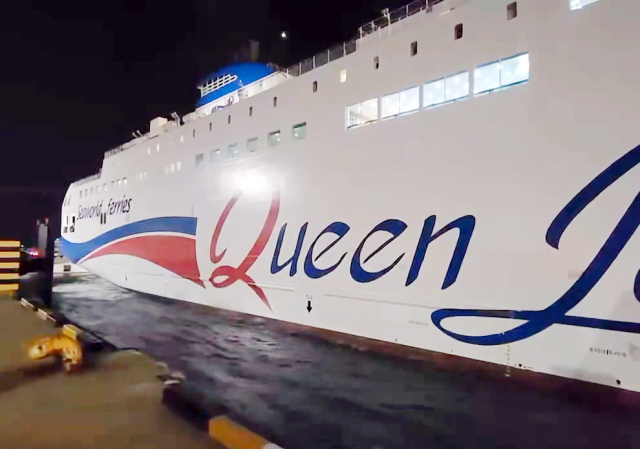 20일 오전 전남 목포시 삼학부두에서 여객선 퀸제누비아2호가 정박해 있다. 퀸제누비아2호는 전날 신안군 장산면에 있는 족도(무인도)에 좌초됐다가 선사(씨월드고속훼리)가 동원한 예인선 4척으로 이초됐고, 좌초 9시간 만에 자력으로 부두에 입항했다. 승객 246명·승무원 21명 등 267명 전원 무사 구조됐으나 좌초 충격으로 일부가 경미한 통증을 호소해 병원으로 옮겨졌다. 연합뉴스