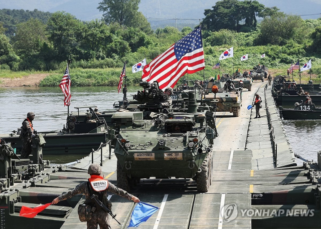 지난 8월 27일 경기도 여주시 연양동 남한강에서 열린 제병 협동 도하 훈련에서 주한미군 스트라이커 장갑차와 한국군 K200 장갑차가 부교 도하를 하고 있다. 연합뉴스