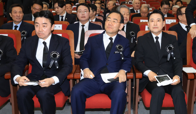 강훈식 대통령 비서실장(왼쪽부터), 주호영 국회부의장, 국민의힘 장동혁 대표가 21일 서울 동작구 국립서울현충원에서 열린 고 김영삼 전 대통령 서거 10주기 추모식에 참석하고 있다. 연합뉴스