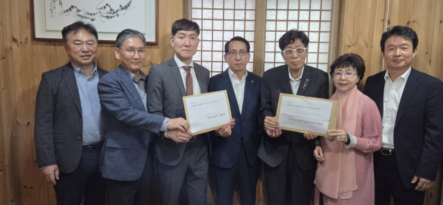 ‘신공항과 거점항공사 추진 부산시민운동본부’는 지난달 23일 가덕도신공항건설공단과 간담회를 갖고 가덕신공항 정상 건설과 개항을 촉구하는 의견서를 전달했다. 부산시민운동본부 제공