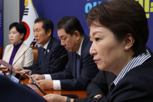 24일 서울 여의도 국회에서 열린 최고위원회의에서 더불어민주당 이언주 최고위원이 정청래 대표의 발언을 듣고 있다. 연합뉴스