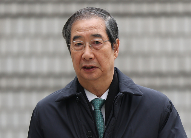 내란 우두머리 방조 혐의를 받는 한덕수 전 국무총리가 공판 출석을 위해 24일 서울 서초구 서울중앙지방법원에 들어서고 있다. 연합뉴스