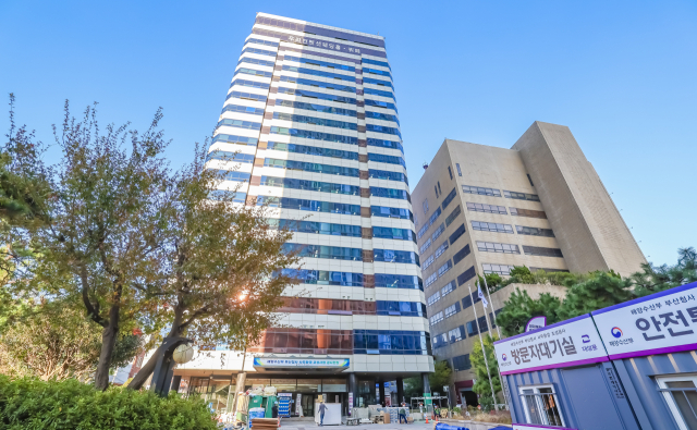 해양수산부 부산청사 이전이 다음달 11일부터 시작된다. 24일 오후 해수부 부산청사가 이전할 부산 동구 수정동 IM빌딩에서 관계자들이 리모델링 작업을 위해 자재를 옮기고 있다. 김종진 기자 kjj1761@