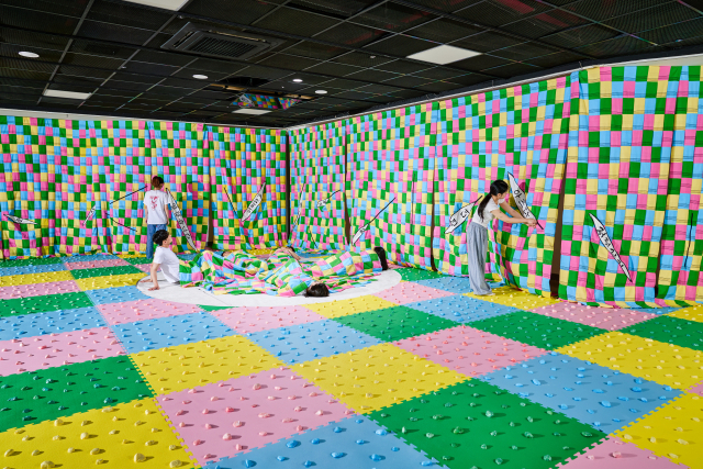 '위기의 계절을 넘어 II-디그리쇼 2025' 공모에 선발된 경성대 배수빈 학생의 '인(忍)' 설치 작품. 때수건, 비슬론 지퍼, 광목 천, 털실, EVA매트, 염색된 자갈, 카페트, 모니터, 단채널 영상(7분 5초) 등으로 구성된다. 디그리쇼 제공