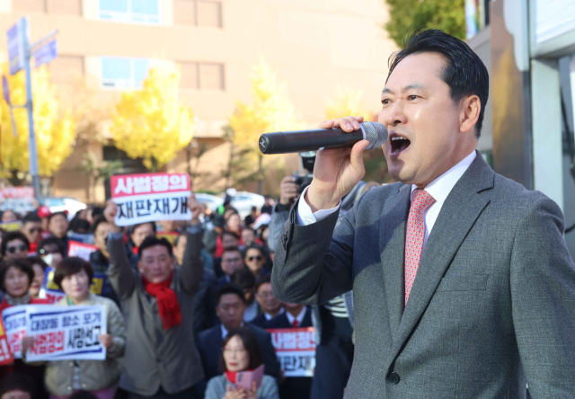 국민의힘 장동혁 대표가 23일 오후 경남 창원시 성산구 중앙동에서 열린 '민생회복 법치수호 국민대회'에 참석해 발언하고 있다. 연합뉴스