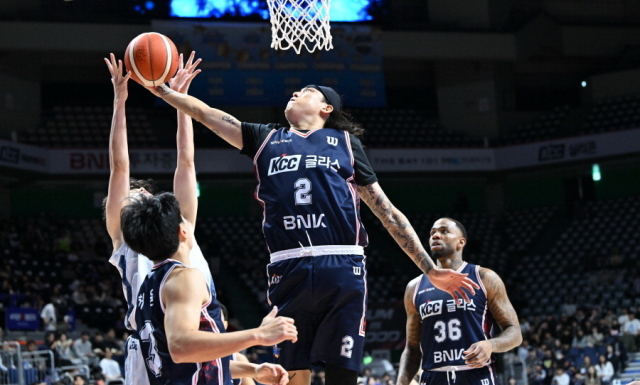 부산 KCC 최준용이 지난 20일 부산 사직체육관에서 열린 프로농구 고양 소노전에서 리바운드 쟁탈전을 벌이고 있다. 부산 KCC 제공