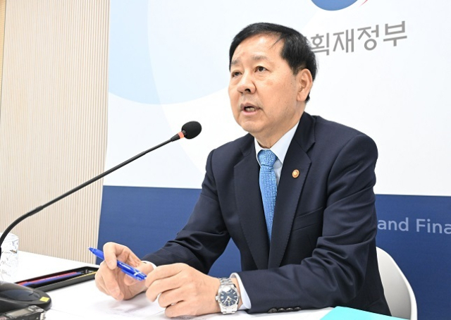 구윤철 부총리 겸 기획재정부 장관이 11월 26일 오후 정부세종청사 중앙동 기재부 기자실에서 열린 외환시장 관련 기자간담회에서 모두발언을 하고 있다. 기재부 제공