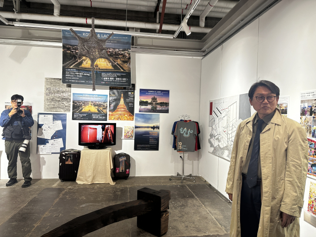 '레지던시 활성화'로 지원받은 아시아예술협회 부스와 이를 설명하는 이상수 작가. 김은영 기자 key66@