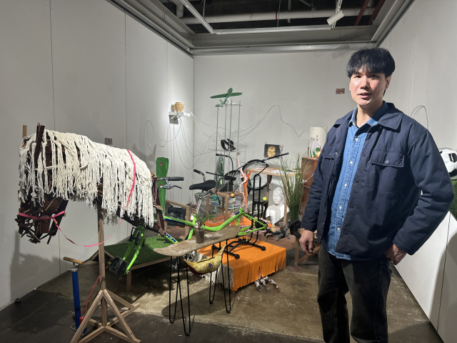 방기철 작가와 설치 작품 모습. 방 작가는 '레지던시 활성화' 지원을 받았다. 김은영 기자 key66@