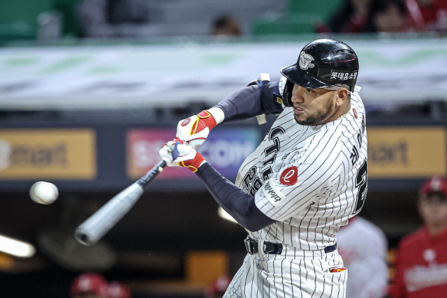 롯데 자이언츠 레이예스가 지난 9월 29일 SSG 랜더스 에서 타격하고 있다. 롯데 자이언츠 제공